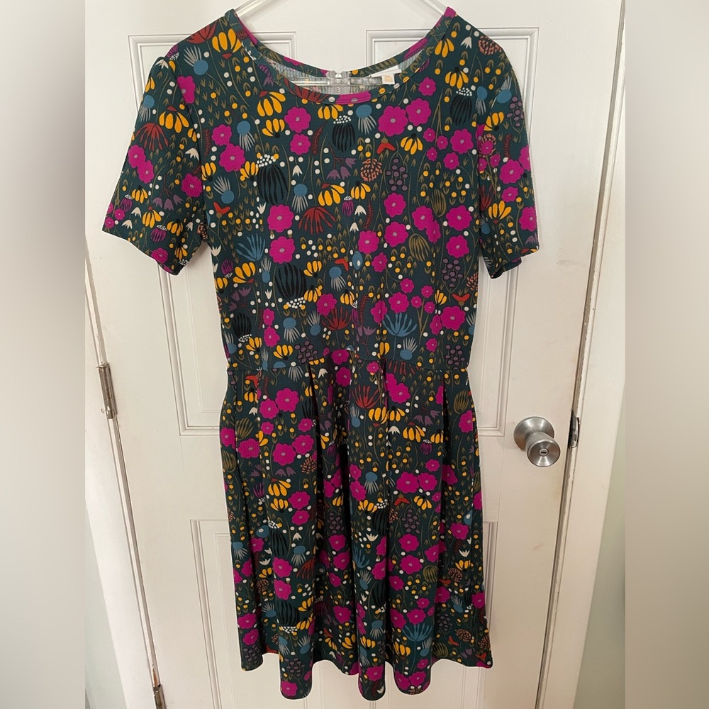 Lularoe Amelia woman’s 3X dress floral, with pockets!great condition.